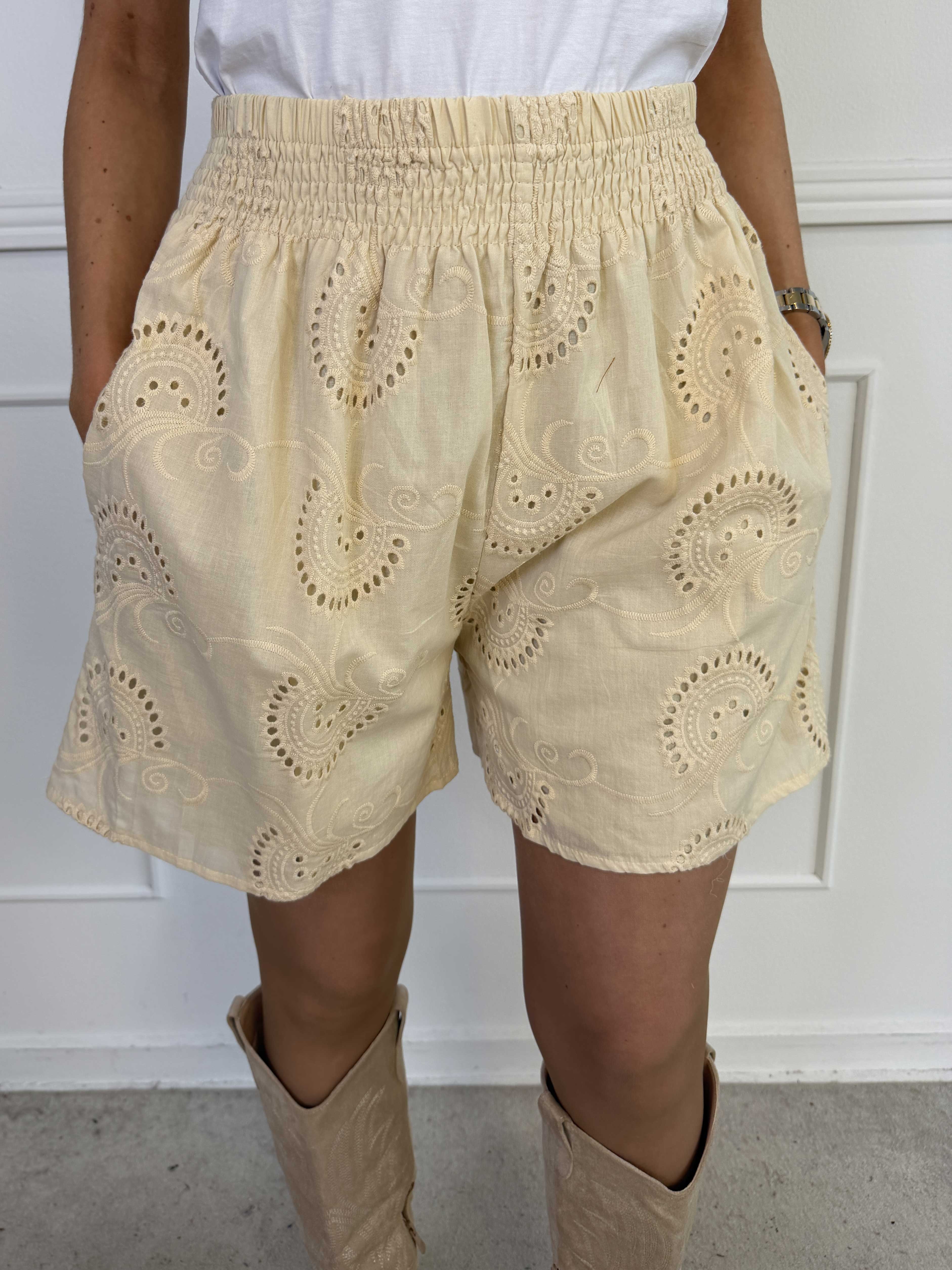 Pams Broderie Shorts - Højtaljede plus size shorts i broderie anglaise